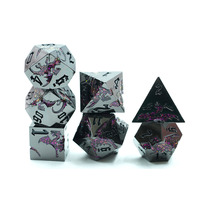 Jeu de dés en métal du MDN 16mm en alliage de zinc polyédrique 7pcs Sparkling Mica Red Dragon Dice Set avec D20 Polyhedral pour les jeux de rôle