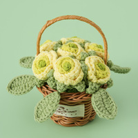 Geschenkartikel: Handgefertigte, umweltfreundliche, gehäkelte Rosenkörbchen aus Wollgewebe mit mehreren Blüten für den Vatertag – farbenfrohe, handgemachte Blumenkörbchen