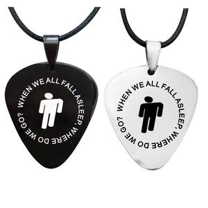 قلادة مطلية بالذهب عيار 18 قيراطًا، مجوهرات مخصصة نقش شعار وحرف، قلادة مغني الراب بيلي أيليش بتوقيع ريشة جيتار، قلادة قابلة للتخصيص - Product Image 1