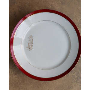 Support à gâteau Mirellas Low Limoges avec bordure bordeaux et initiales – Outils élégants - Product Image 2