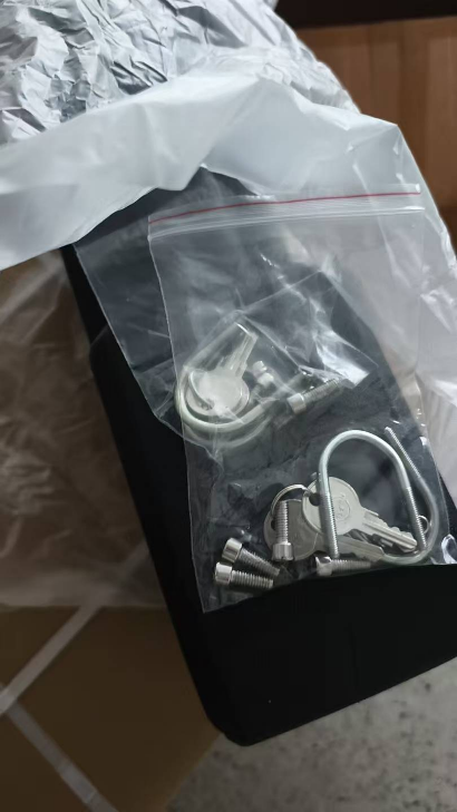 Réservoir de carburant noir de 10 L avec accessoires verrouillables