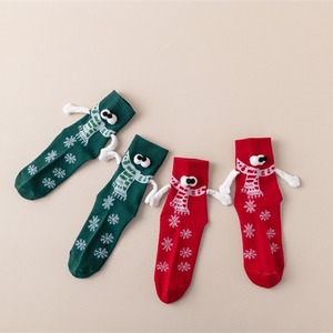 Calcetines navideños con diseño de renos, patrón de copos de nieve rojos y verdes, calcetines de media pantorrilla para mujer para la temporada de invierno. - Product Image 3