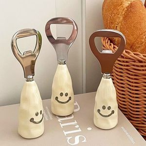 Abridor de botellas con diseño de cara sonriente, de acero inoxidable con base de cerámica, diseño vertical para abrir cerveza - Product Image 1