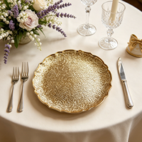 Assiettes de présentation en plastique doré texturé, motif classique orné en relief, préférées des clients, pour un mariage doux et romantique