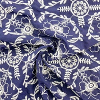 Tissu en polyester et viscose, crêpe, broderie, imprimé floral pour t-shirts