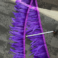 Ruban d'habillage à franges en plumes de queue de coq de 25 à 30cm en gros, plume de queue de coq teinte pour vêtement, costume et décoration de carnaval