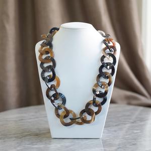 Elegante Collar Moderno de Cuerno Natural de Búfalo del Uttar Pradesh con Cuarzo Certificado IGI, Tipo de Engaste de Garra, para Bodas y Aniversarios - Product Image 1