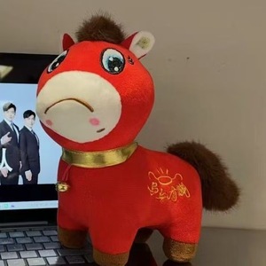 Peluche de Caballo Mascota Rojo con Cara Llorona y Sonriente para Regalo de Eventos, Venta al por Mayor, para Jóvenes de 15 a 35 Años, Empaque en Bolsa de Malla - Product Image 3