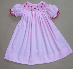Robe rose smockée à la main avec broderie cœur rouge, manches volantées, collection Sweetheart pour bébés, tout-petits et enfants - Product Image 2