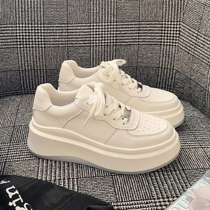Zapatillas Blancas de Piel Genuina con Punta Redonda - Primavera/Verano 2025 - Zapatos Deportivos con Suela Gruesa - Estilo Moderno con Suela Gruesa - Product Image 1