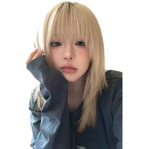 Peluca Larga y Lisa para Mujer Dm760, Color Blanco Dorado Claro con Flequillo Lateral, Línea de Cabello Natural, Encaje Transparente, Fibra Kanekalon - Product Image 4