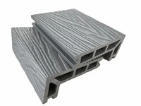 Revêtement de terrasse en composite bois-plastique moderne de couleur grise avec surface en bois grainé en relief 3D