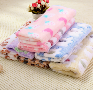 بطانية كلاب مخصصة بشعار مطرز على شكل مخلب، فائقة النعومة من الصوف المرجاني، قابلة للغسل - Product Image 3