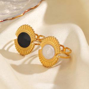 Fashion Retro Stainless Steel Minimalist Ring - 18K Gold Black Drop Oil Exaggerated Fan-shaped Ring, Unique Hip-hop <b>Gift</b> Ring - Product Image 3