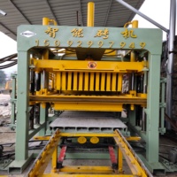 Machine de fabrication de blocs creux hydraulique automatique en promotion avec configuration de production complète et convoyeur d'alimentation