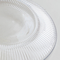 Huisgemaakte afternoon tea cake cloche schaal met verticale gegroefde gestreepte koepelvormige deksel van soda-lime glas voor fruitpresentatie, milieuvriendelijk.
