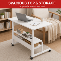 Table de lit réglable avec 2 étagères - Bureau mobile pour ordinateur portable pour canapé, plateau en bois MDF blanc, table en forme de C sur roulettes