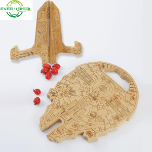 Millennium Falcon Board <span class=keywords><strong>Planche</strong></span> à découper sculptée en bambou Cadeau personnalisé pour <span class=keywords><strong>papa</strong></span> Plaque de bambou gravée personnalisée <span class=keywords><strong>Planche</strong></span> artisanale - Product Image 4