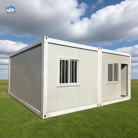 Maison modulaire mobile de luxe avec panneaux extérieurs en bois, fabriquée à partir d'un conteneur préfabriqué avec finitions en bois