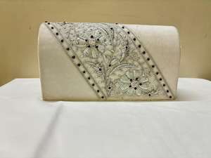 Pochette blanche élégante pour femme fabriquée à la main avec Zari en argent blanc orné de cristal blanc et de perles de grenat sac à main de soirée - Product Image 2