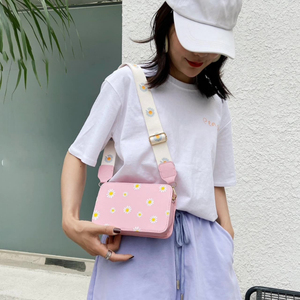 Sac bandoulière élégant pour femme en PU rose avec motif de marguerite blanche et quincaillerie dorée - Product Image 2