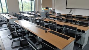Bureau moderne motorisé avec écran LCD pour conférence vidéo sans papier, idéal pour la salle de classe, la formation et les ateliers – Mobilier de salle de réunion - Product Image 6