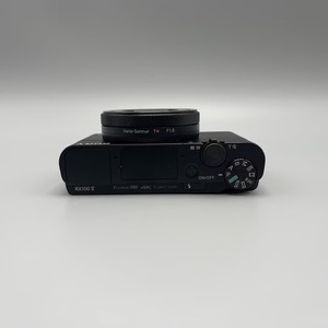 กล้องวิดีโอ <span class=keywords><strong>Sony</strong></span> DSC-<span class=keywords><strong>RX100</strong></span> V 4K HD มือสองคุณภาพสูง รูปลักษณ์ดั้งเดิม ความละเอียด 20MP ซูมออปติคอล 24-70 มม. รับประกัน 1 ปี - Product Image 3