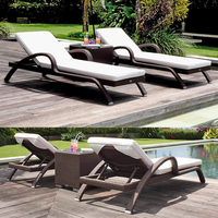Chaises longues d'extérieur modernes et luxueuses en alliage d'aluminium durable avec coussins pour hôtels, villas, piscines, cours de loisirs et sources chaudes