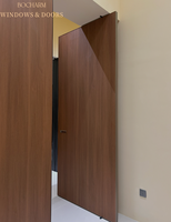 Portes pivotantes extérieures en bois massif avec insert en verre, modernes et étanches, pour entrée principale d'appartement ou de maison, de la marque BOCHARM
