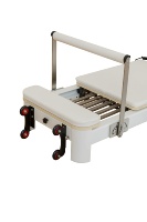 Reformer de Pilates Professionnel Pliant en Chêne et Érable avec Cadre en Alliage d'Aluminium et Revêtement en Cuir PU pour Espaces de Studio Partagés