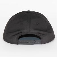 Zwarte logo geborduurde ongestructureerde pet met verstelbare sluiting, casual baseballcap