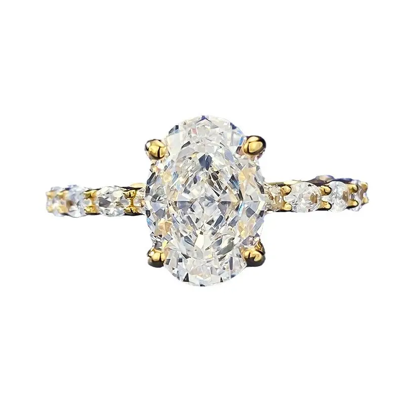 Leichtes, luxuriöses Nischen design aus 925er Silber mit hohem Kohlenstoff gehalt und vergoldetem, eiförmigem Ring aus weißem Diamant