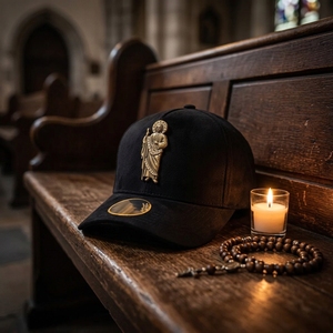 Nouvelle Arrivée Casquettes de Baseball à 5 Panneaux à Visière Courbe avec Broderie Personnalisée Motif Prière San Judas Tadeo, Patch en Cuir, Strass et Épingles Métalliques - Product Image 1