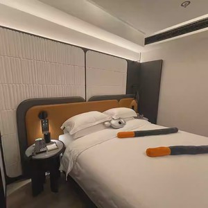 Juego de Muebles de Dormitorio Modernos para Apartamento de Hotel, Cama de Panel de Madera Tamaño King o Queen, Mesitas de Noche Personalizables - Product Image 1