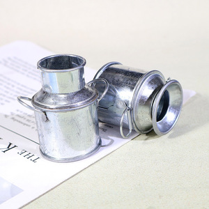 Venta al por mayor de accesorios para casa de muñecas: Miniatura retro de aleación simulada, pequeña olla de hierro para leche y cubo de leche - Product Image 5