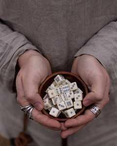 ลูกเต๋าทำจากเขาควายแบบดั้งเดิม ผลิตด้วยมือเพื่อการเล่นเกมบนโต๊ะที่สมจริง ของสะสมทางวัฒนธรรม ของตกแต่งบ้าน และการเล่นที่ยาวนาน - Product Image 5