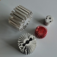 Radiateur en aluminium anodisé de précision extrudé pour équipement d'éclairage industriel, dissipateur de chaleur en aluminium