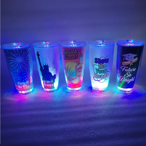 Gobelet lumineux LED à double paroi en plastique de 24 oz avec couvercle et paille, fabriqué au Vietnam - Product Image 1