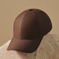 Gorra de tela reciclada Adventure para senderismo, viajes, uso casual y deportes al aire libre, que ofrece un material suave y un diseño de ajuste cómodo.