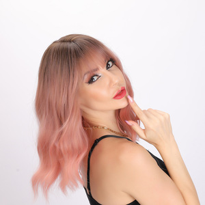 Peluca corta rizada Gao Yu con flequillo para mujer, de fibra resistente al calor, moldea cualquier forma de rostro - Product Image 4