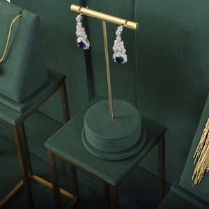 Support de présentation de bijoux de luxe permanent, ensemble de présentation de bijoux en velours vert personnalisé pour magasin de bijoux - Product Image 2