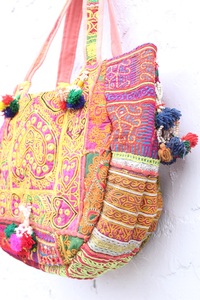 Bolso de Hombro Étnico Gitano con Bordado Tradicional Rajasthani y Espejos Banjara Antiguos para Mujer - Product Image 3