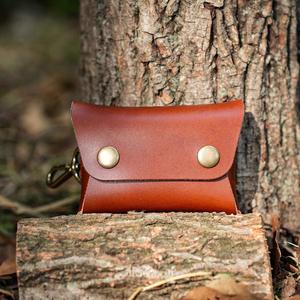 Bolsa para encendedor de cuero genuino premium hecha a mano, recargable, con gancho de latón vintage, resistente y duradera, hecha en China. - Product Image 4