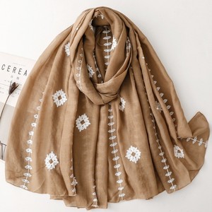 Écharpe brodée élégante de style ethnique, écharpe en gaze de style chinois/écharpe en soie, châle chaud et polyvalent, idéal pour les voyages dans le désert - Product Image 4