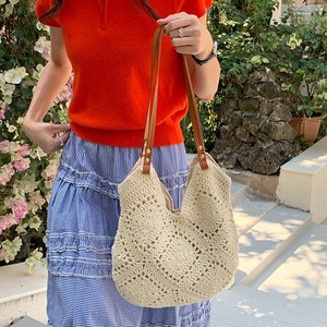 Sac fourre-tout pour femme en tissu ajouré, blanc cassé et kaki, avec boucle magnétique et poche zippée, collection Printemps 2026 - Product Image 2