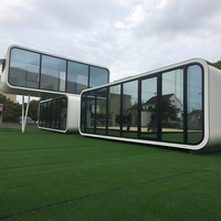 Cabane Apple préfabriquée moderne et élégante, maison capsule modulaire résistante au vent et à l'eau avec intérieur complet pour hôtel et glamping