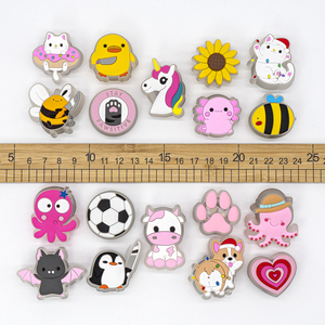 उच्च गुणवत्ता वाले चमकदार जूते आकर्षण जलरोधक गुलाबी दिल की गेंद स्नैक कुत्ते पशु फैशन नए कम मौक क्लॉग्स - Product Image 2