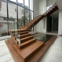 Escalier flottant empilé sur mesure avec structure en bois et marches en bois massif pour les intérieurs de villas haut de gamme