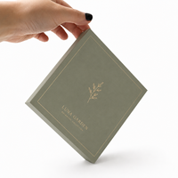 Boîte cadeau personnalisée avec couvercle et base rigides, carton gris 2 mm avec estampage à chaud, laminage soft touch, OEM
