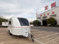 Caravanes et camping-cars légers au design épuré pour le camping en plein air